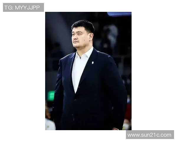 姚明在篮球场上展现出无与伦比的技艺与风采令人赞叹不已 姚明在篮球场上展现出无与伦比的技艺与风采令人赞叹不已