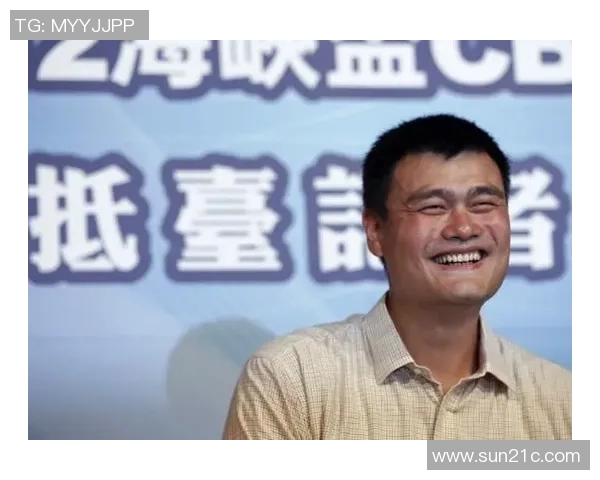 姚明在市场挑选新鲜蔬菜之余畅谈篮球赛事的精彩瞬间