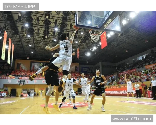 姚明回旋扣篮展现篮球艺术之美引发全场惊叹与热烈掌声