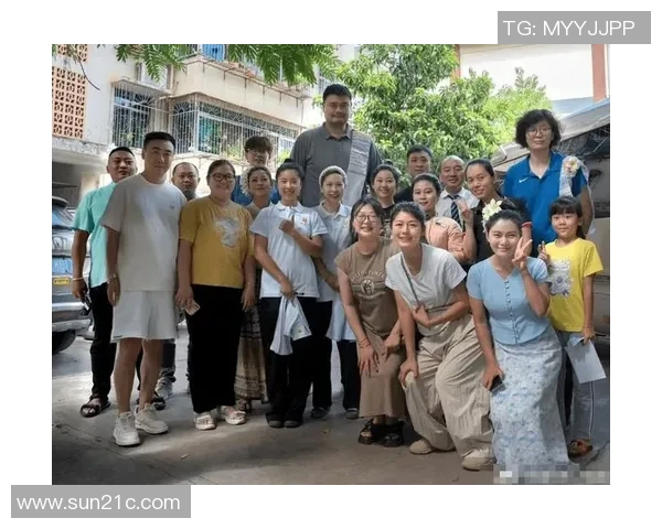 姚明与家人共度温馨时光展现家庭和谐与亲情的美好瞬间 姚明与家人共度温馨时光展现家庭和谐与亲情的美好瞬间