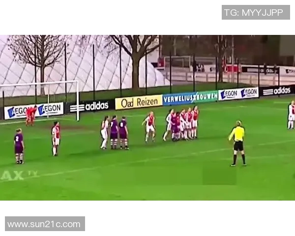 外国足球明星热辣海滩对决展现激情与友谊的精彩瞬间 外国足球明星热辣海滩对决展现激情与友谊的精彩瞬间