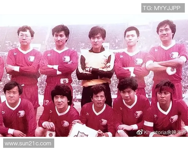 曾志伟与足球明星的精彩相遇视频引发热议，球迷们的欢呼声不断