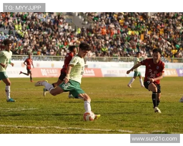 足球巨星们的强力射门瞬间展现足球魅力与激情的完美结合 足球巨星们的强力射门瞬间展现足球魅力与激情的完美结合